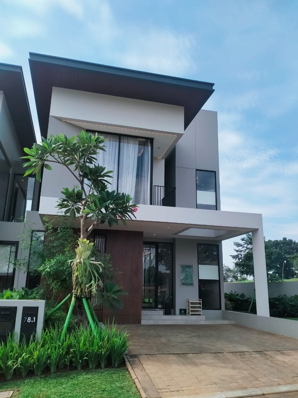 OAKWOOD, LAGUNA